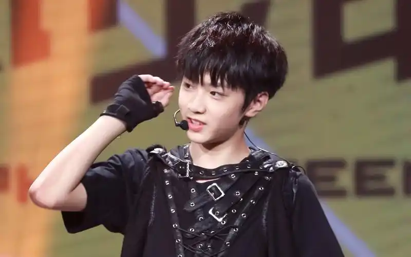 tyt台风少年团 刘耀文 狼少年focus 181007出道首唱会 竖版_哔哩哔哩