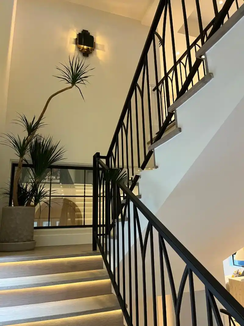 美式简美楼梯铁艺扶手栏杆别墅实木楼梯灯	"最后又去拍了下照片,软装