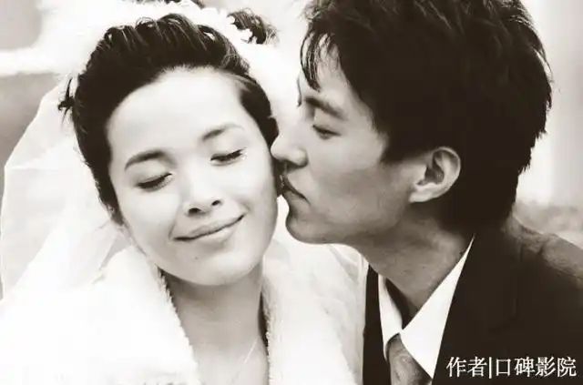 靳东的老婆李佳也是一名演员,曾与蒋雯丽,冯远征都有过合作,而且和
