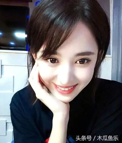 古力娜扎素颜照流出,显露蚂蚁腰,网友:确定这是素颜照?