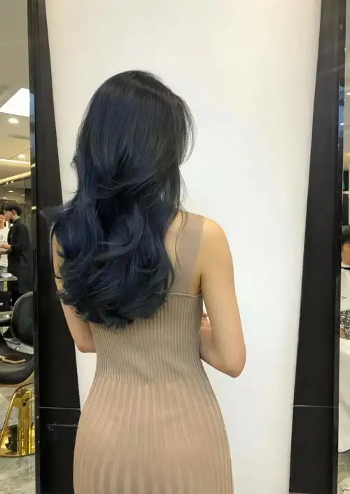 蓝黑色其实就是黑色中带点蓝色调的染发颜色～这种颜色在室内的时候