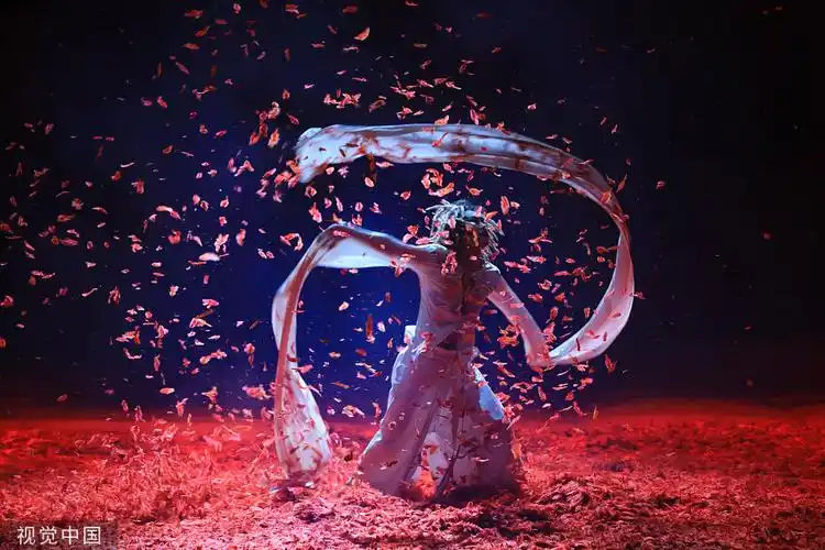 天津,杨丽萍创作的实验性舞台作品《十面埋伏》演出,用舞蹈诠释埋伏与