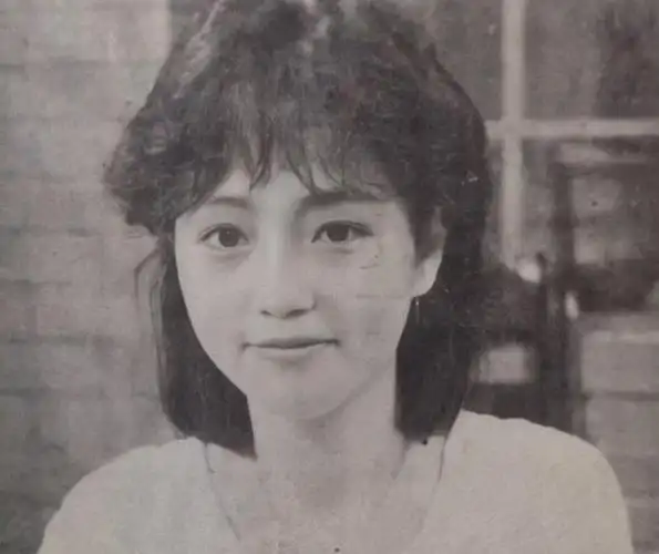 况且在那个年代,女星们的颜值都是天然的,并不存在美颜,整容等等.