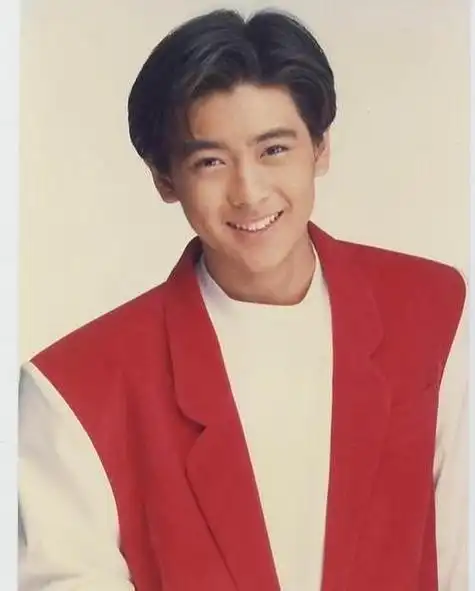 据悉,林志颖1974年生于中国台北,1992年发了第一张个人专辑《不是每个