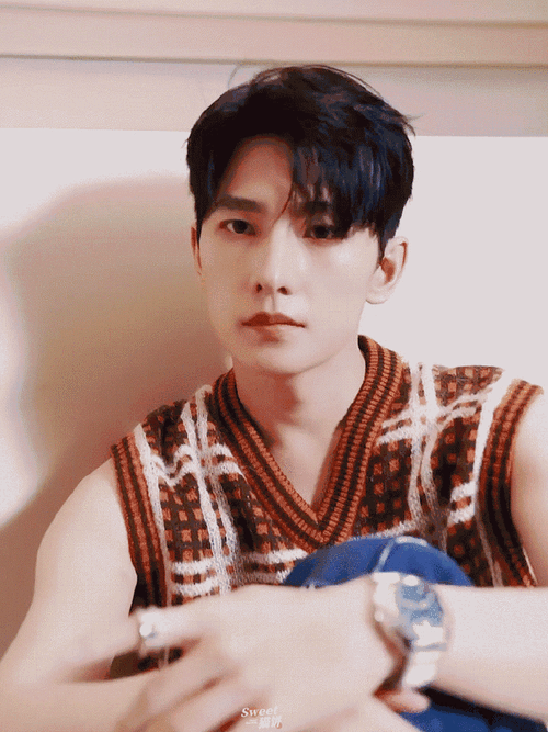 随便一个镜头截图都好看的程度0101#杨洋wsj秋意浓郁大片