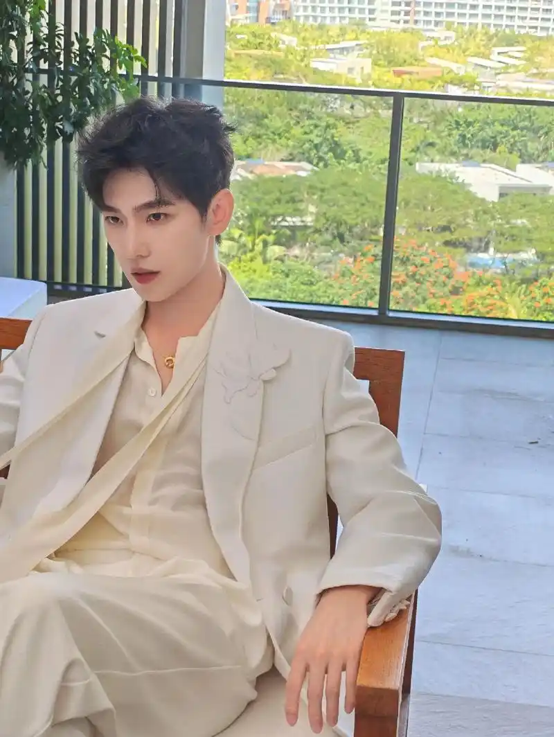 啊啊啊,我也想见面!#杨洋娇兰全球代言人 #氛围感 #这谁顶 - 抖音