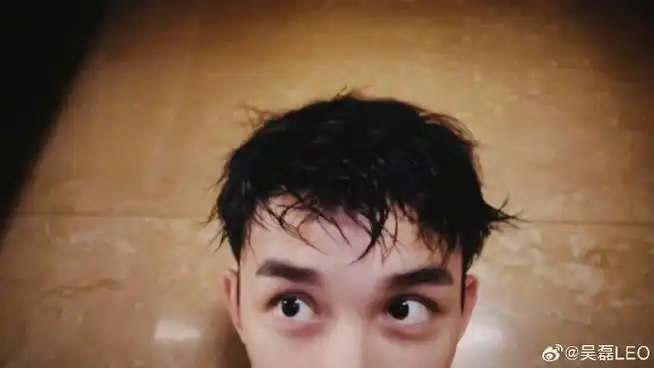 吴磊晒淋雨自拍##吴磊说看了电影淋了雨