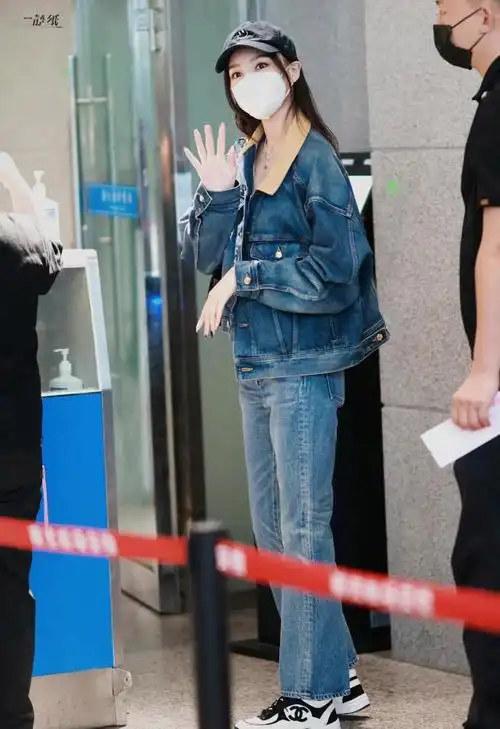 唐嫣初秋穿搭很日常,蓝色牛仔套装简单休闲,普通女孩都能穿!插图6
