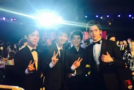 杨洋与井柏然合影网友村长家傻儿子再一次合体