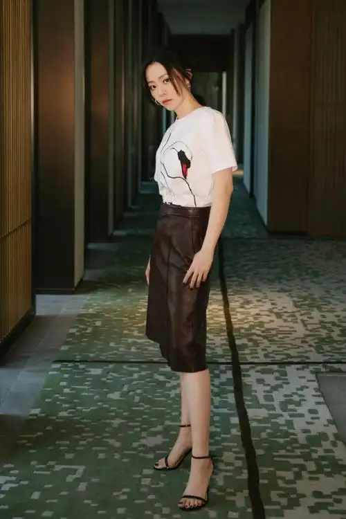 张靓颖厉害了,把别人不敢穿的皮衣穿出了时尚感,这衣品不得了_手机