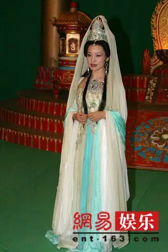 陈冲观音造型曝光 助理下蹲服侍为其暖脚(组图)