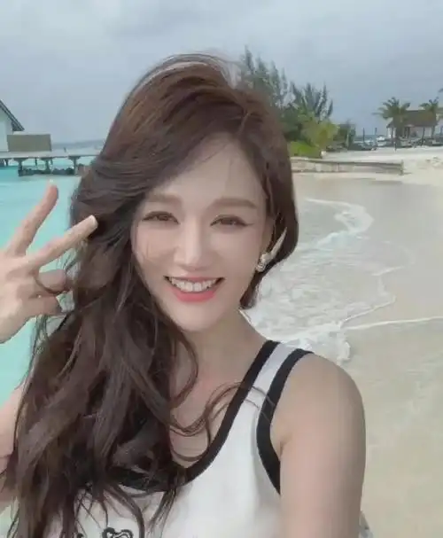 火辣身材藏不住!陈乔恩马尔代夫泳装潜水秀恩爱,零赘肉吸睛无数