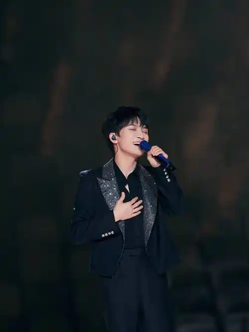 歌手周深笑怼虚拟主持人你说话好做作太真实了