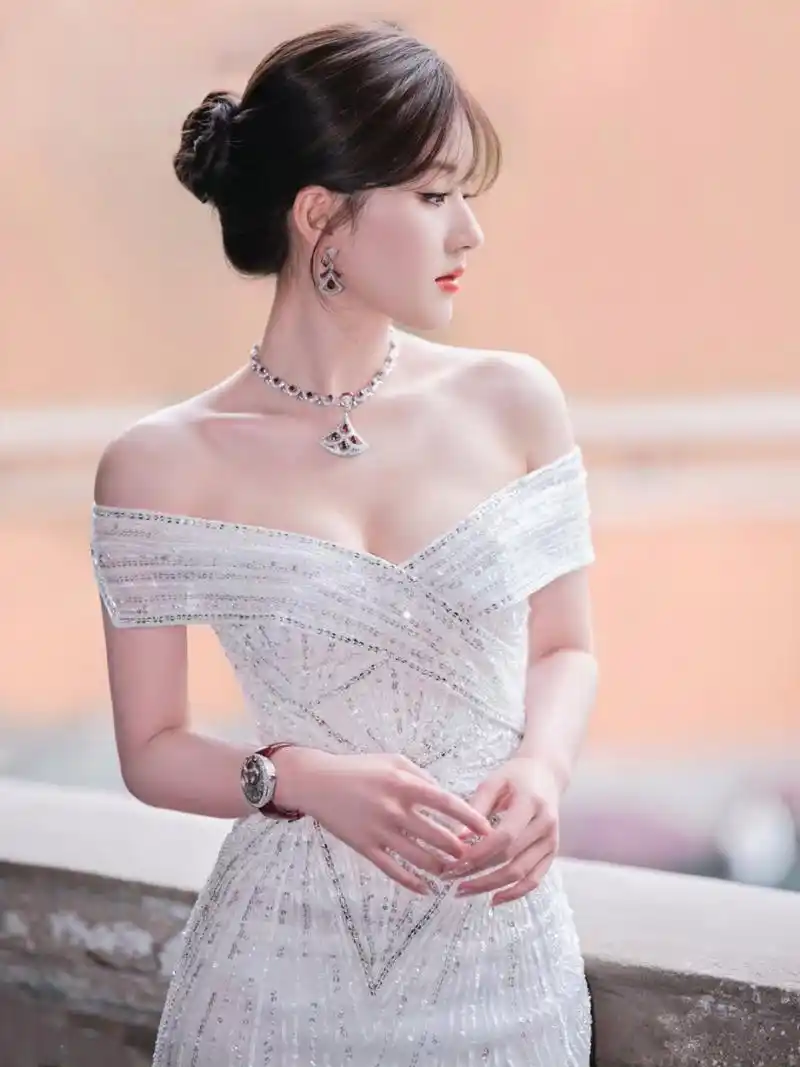 赵露思# 身穿银色亮片一字肩长裙,肤白貌美的容颜,窈窕曼妙的身材