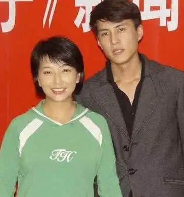 原创52岁江珊一家近照,小15岁老公颜值比靳东还帅,女儿长得比她还美