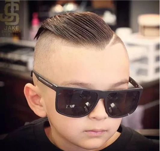 在暑假里可以根据自己的喜好来选择自己喜欢的发型,酷酷的帅帅的都