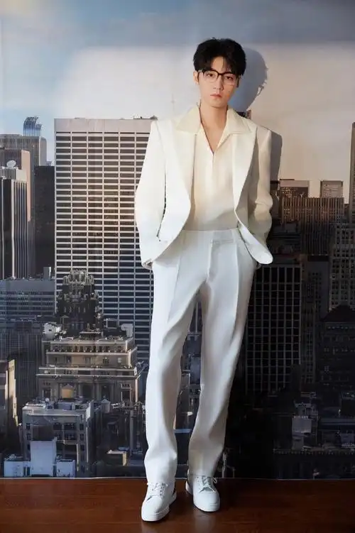 王俊凯纯白西装##王俊凯v领白西装##王俊凯ip正确手势正确