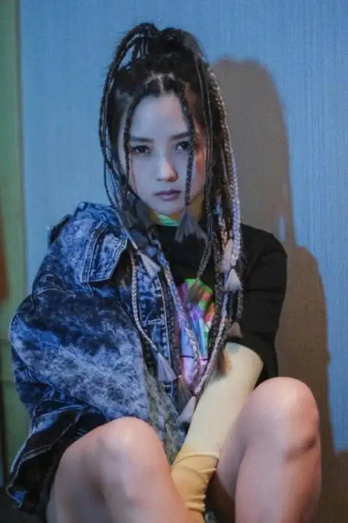 何洁挑战脏辫朋克风,腿部粗壮瘦身失败