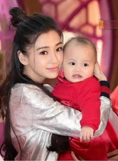 黄晓明近况,瘦到连粉丝都认不出,儿子小海绵正脸照,颜值引热议_baby