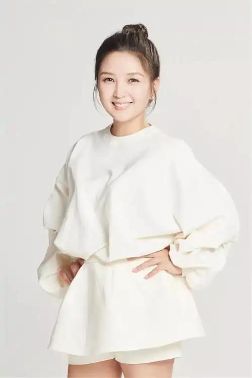 何洁暖心加盟江苏卫视春晚心若向阳无谓悲伤