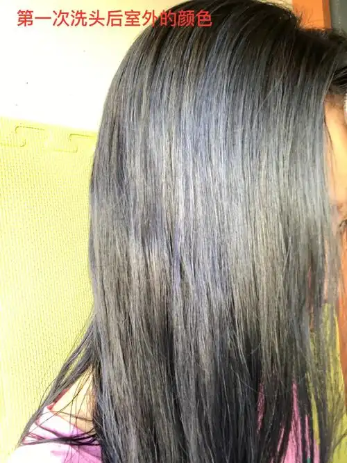 之前染发前头发是漂过7度,染的灰麻色,有做了几处挑染,灰麻色掉成黄色