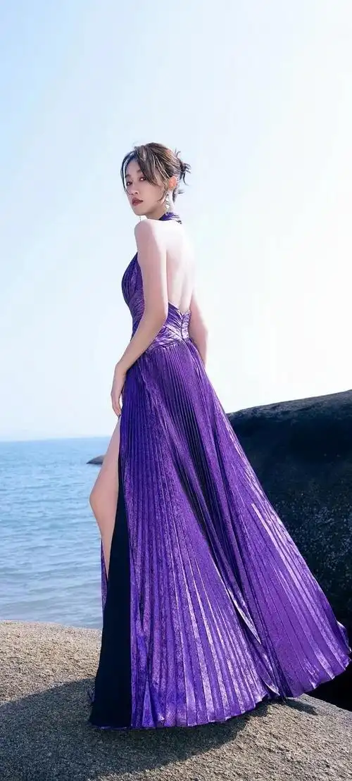 在这组美女系列壁纸中,我们将为您呈现蓝盈莹