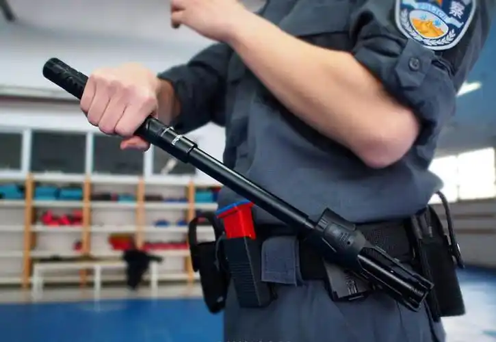 公安部新型伸缩警棍轻便灵活,三种类型满足执法需求(组图)