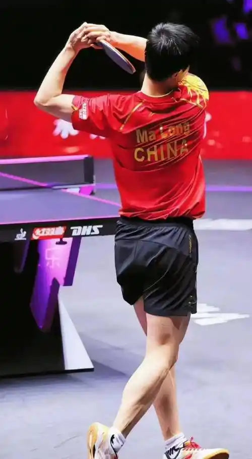 娱乐圈更不用说,周杰伦最近打高尔夫打的挺多,顺便还把天王嫂昆凌也带