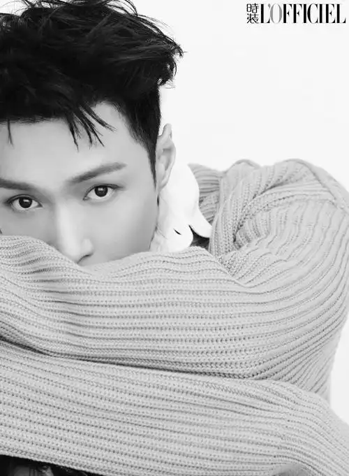 2021年,张艺兴的时尚旅程已经开启,期待他在新的一年中更多新的突破和