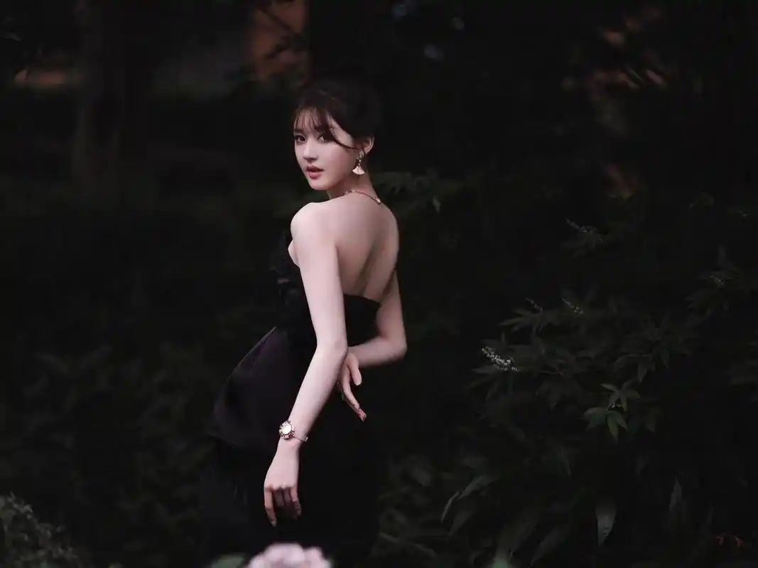 赵露思|今日造型图,黑色抹胸长裙77宝格丽珠宝,美丽的小公主 分享