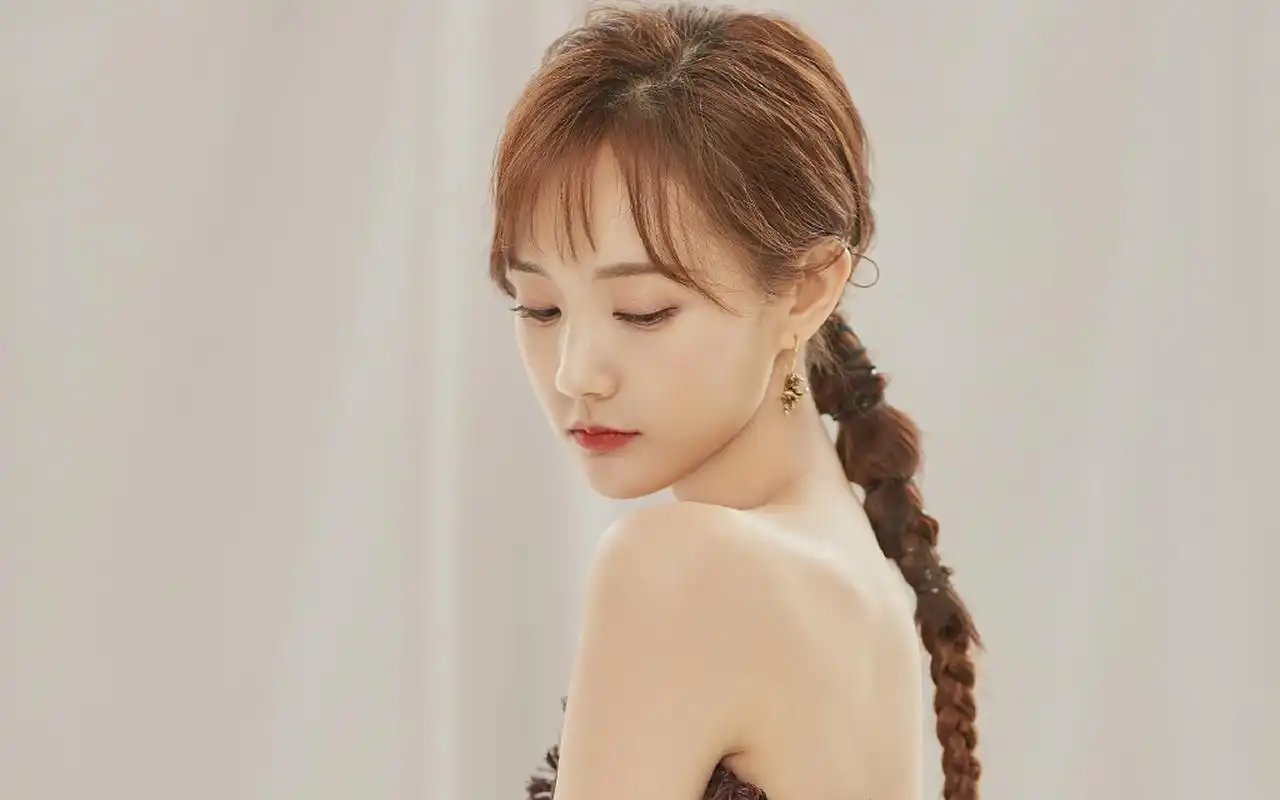 李一桐性感优雅写真桌面壁纸