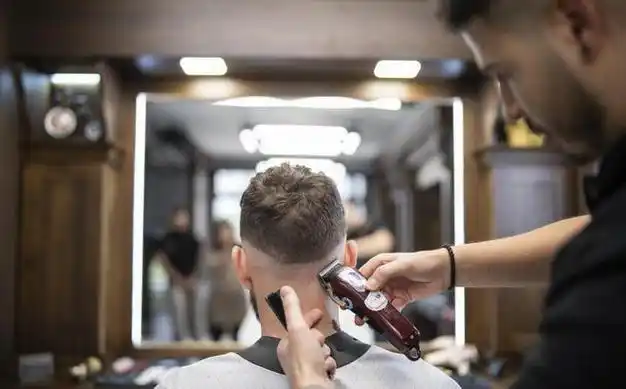 男士剪头发都涨到35块钱了,如今的理发店真的是剪不起头发了