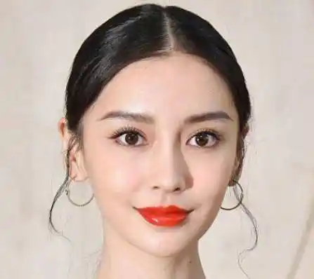 孟美岐这次的造型真的很清新,牛仔元素,活力又时尚,这个发型和妆容