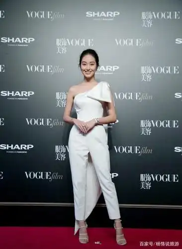 杨采钰太厉害了,牛仔外套阔腿裤,身高168却穿出186的气场