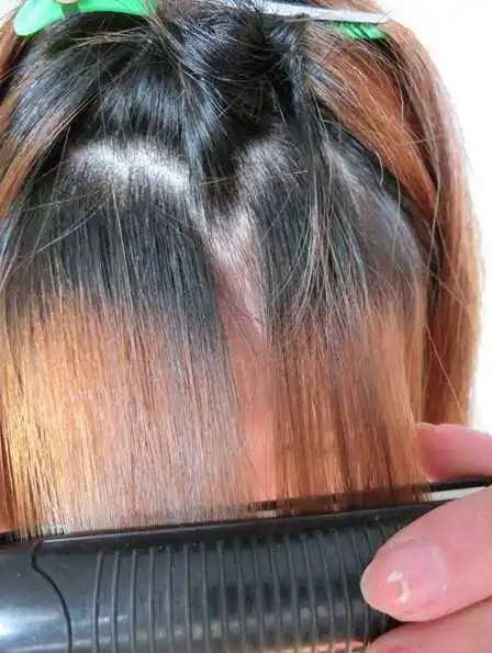 第四步:用剪刀一缕一缕的修剪头发,这个步骤一定要慢点,避免一次剪的