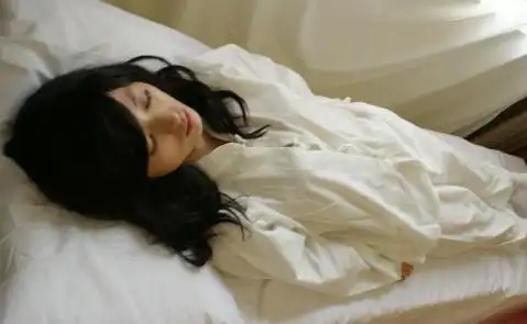 人死后为什么要用纸盖脸,穿寿衣