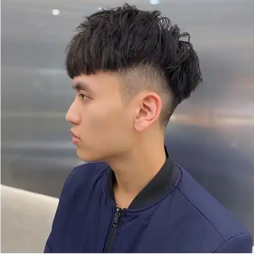 今夏流行的锅盖头发型和以往的锅盖头发型还是有区别的,传统锅盖头