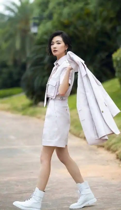 气质独特的万茜,低调不做作,身高166的她看起来至少有172,可见她的穿