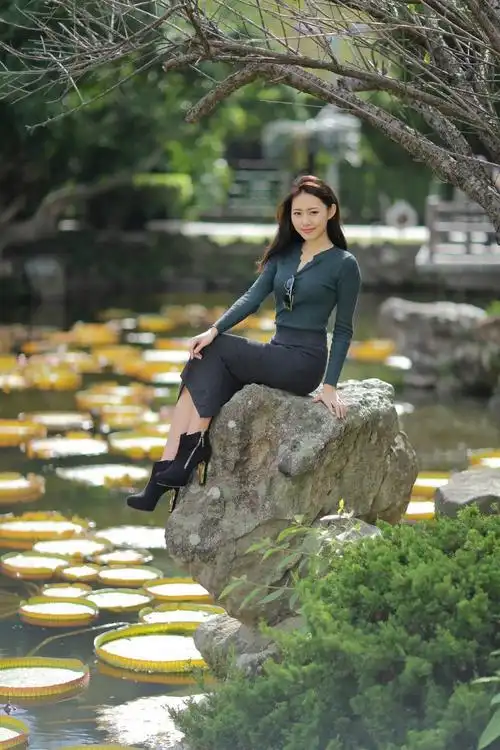 人像摄影(户外里的长发素颜美女姐姐)