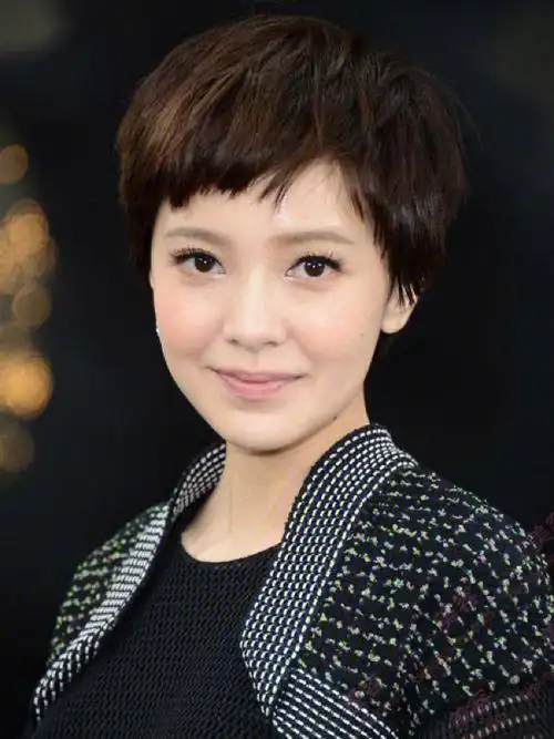 郭采洁了原本还被老公说剪的太短太丑而不开心这下也有个识别度了你们