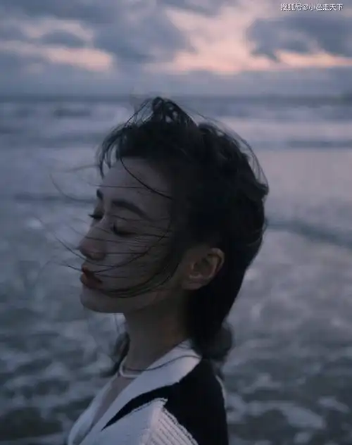 袁冰妍黑白毛衣海边写真