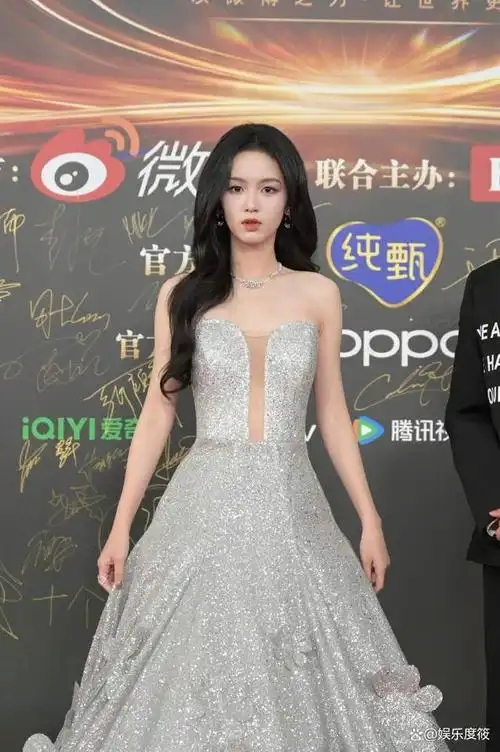 微博之夜红毯杨幂旗袍绝美刘诗诗杨紫拼高定90后小花比性感