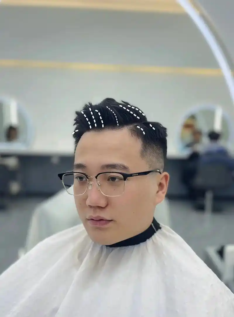 这个发型叫小帅,掀刘海凌乱背头.发型:还你一个傲人的发型 理 - 抖音