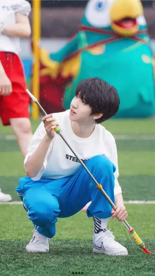 贺峻霖夏日运动会饭拍运动少年贺峻霖,夏日独有的一道蔚蓝色风景,干净