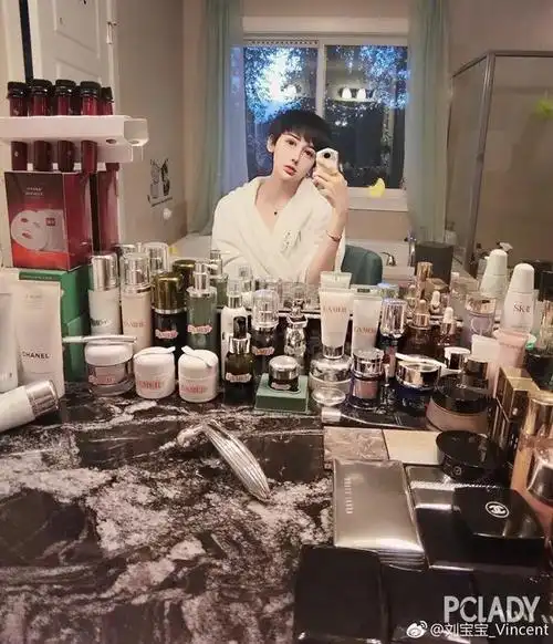 新鲜事深扒明星梳妆台16岁张子枫的化妆台竟然比章子怡的还要壕