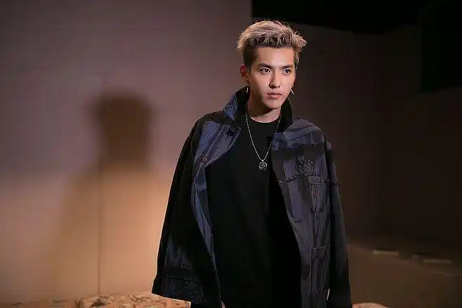 时尚cosmo burberry 2016九月时装秀 #吴亦凡# #吴亦凡伦敦时装周