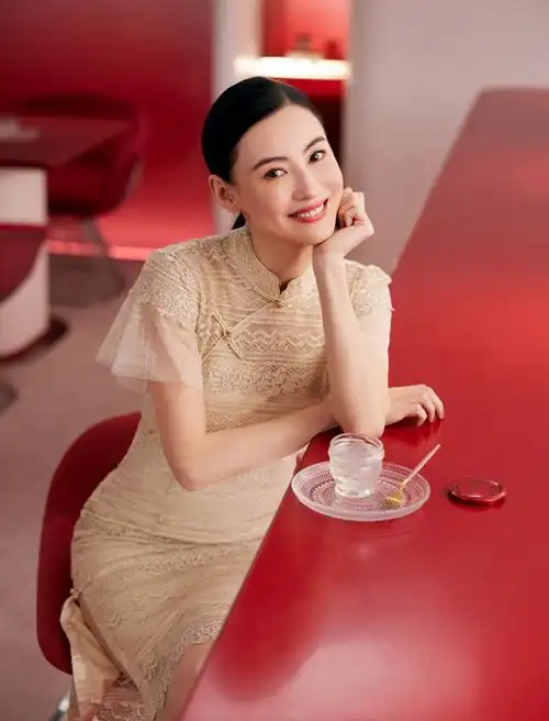 张柏芝最新旗袍大片来袭 身姿曼妙温婉优雅