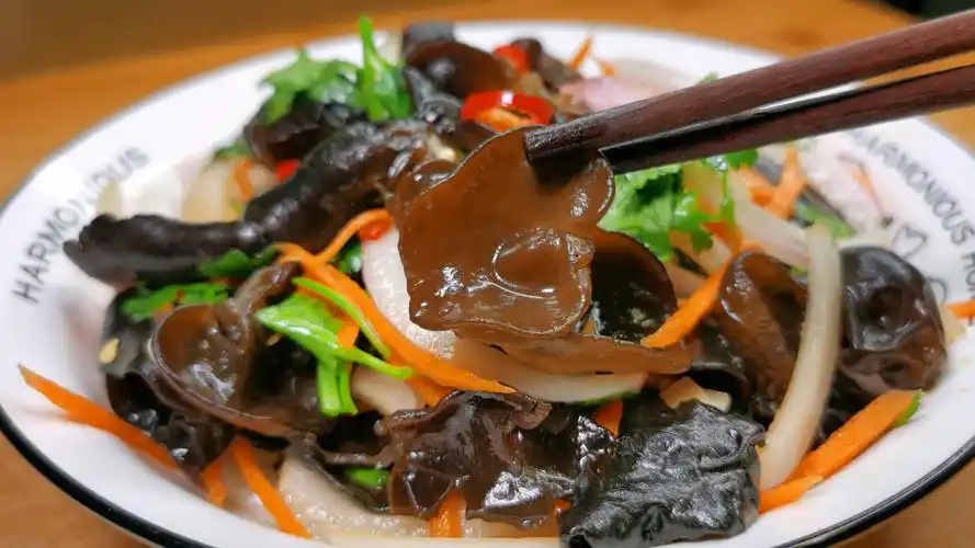 多吃木耳洋葱好处多教你超简单的凉拌做法爽脆开胃鲜香味美