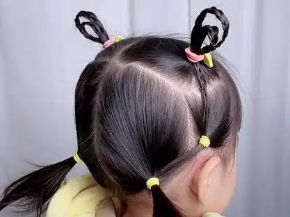 今天来一个小兔耳朵发型哦,头发又短又少的宝贝也可以编哦,简单又好看