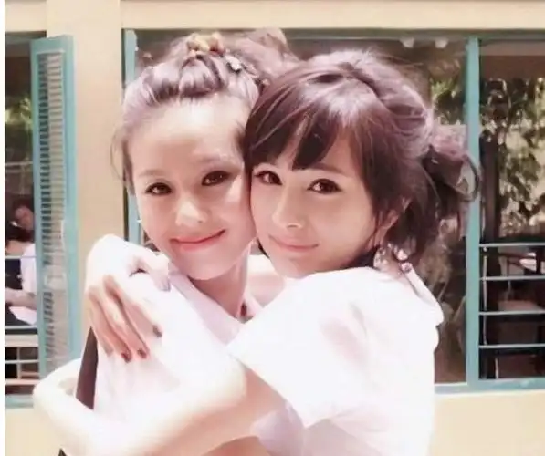 杨幂刘诗诗同框合照登上热搜引起吃瓜群众热议诗幂情话题不断